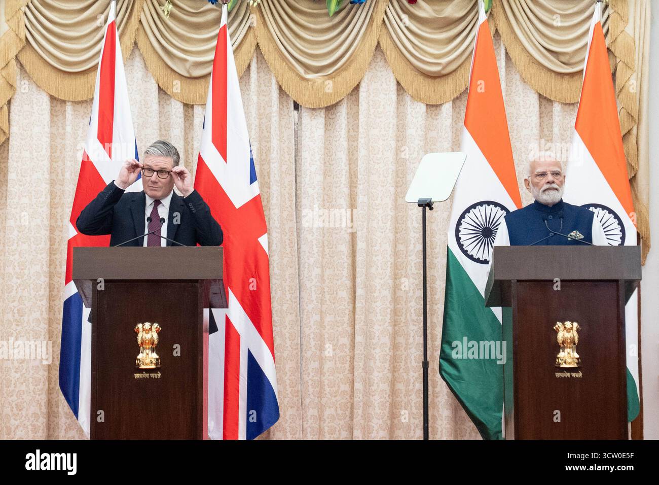 Le premier ministre Sir Keir Starmer et le premier ministre indien Narendra Modi publient des déclarations à la presse après avoir tenu des réunions à Raj Bhavan, la résidence officielle du gouverneur du Maharashtra. Le PM se rend en Inde pour promouvoir l'accord commercial récemment signé avec le pays sud-asiatique. Date de la photo : jeudi 9 octobre 2025. Banque D'Images