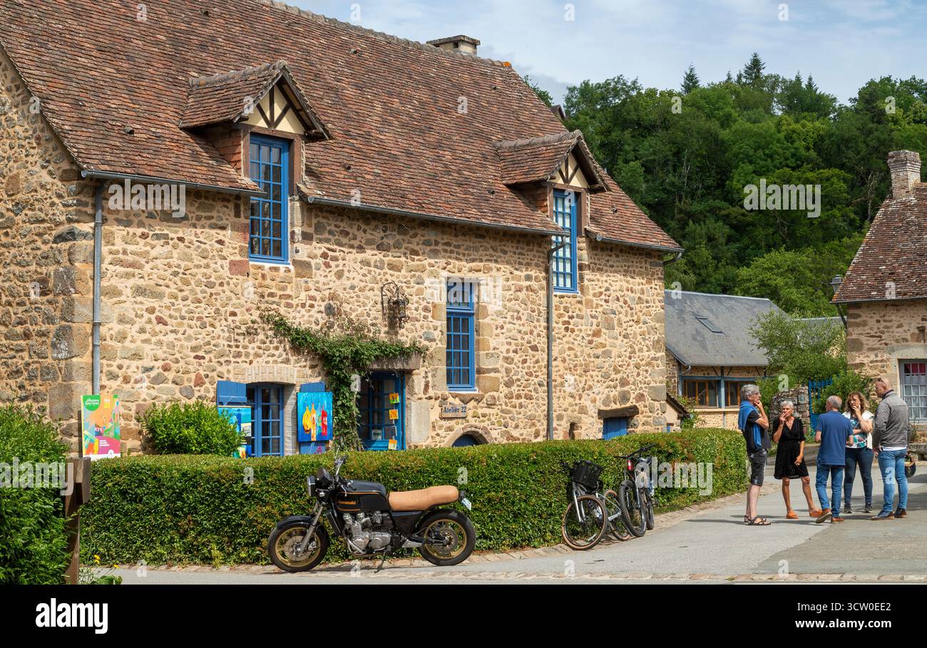 France, Orne, Parc naturel régional Normandie Maine, Alpes Mancelles, Moulins le Carbonnel, Atelier 22, Patrick bouleau artiste peintre // France, Orne Banque D'Images
