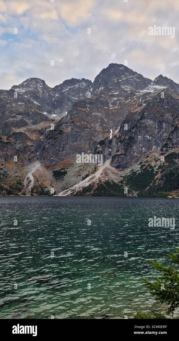 Une vue spectaculaire et sombre de Morskie Oko, le plus grand et le plus célèbre lac des montagnes polonaises des Tatra. Banque D'Images