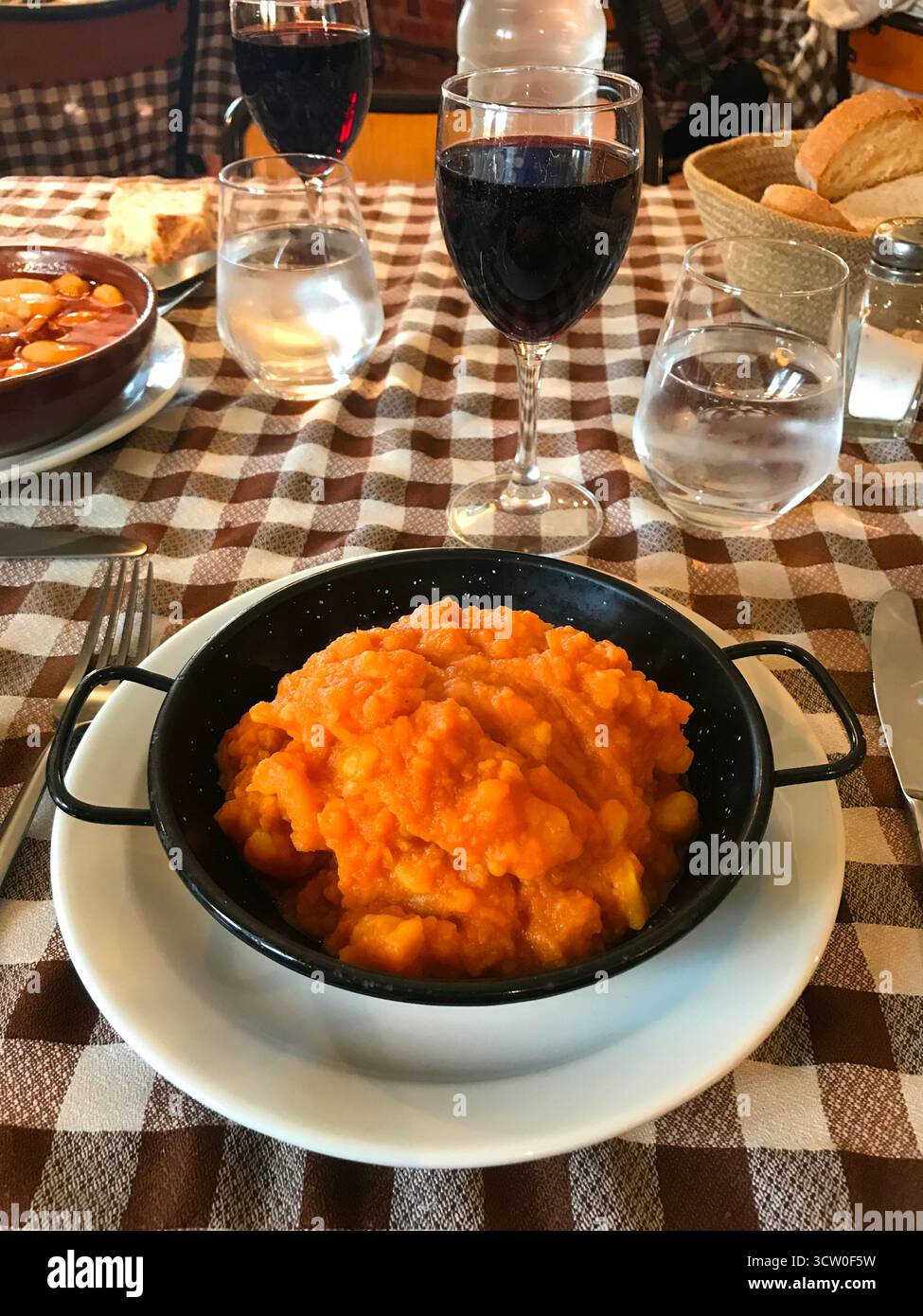 Patatas revolconas. Castilla Leon, Espagne. Banque D'Images