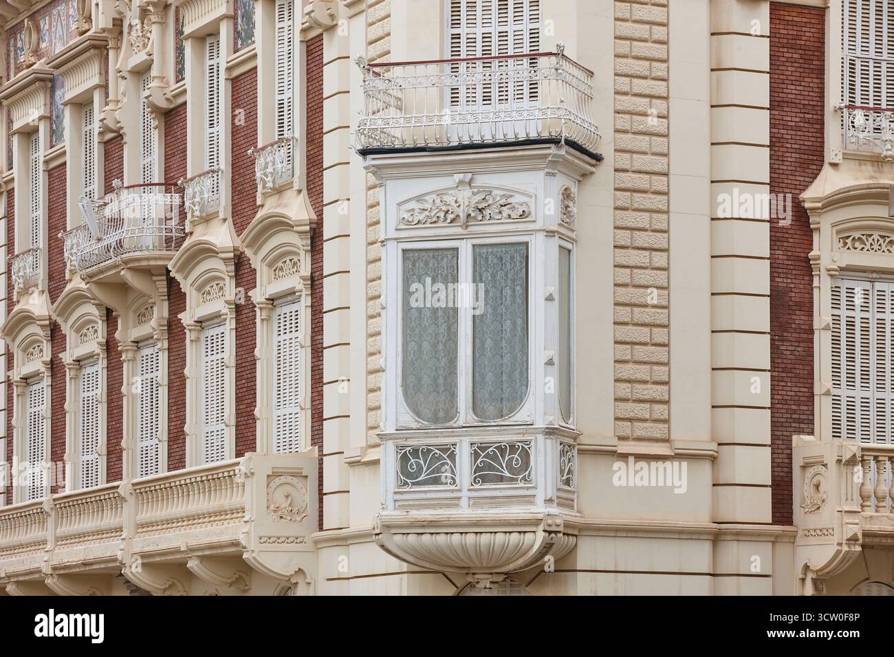 Façade de bâtiment traditionnel dans le centre-ville de Carthagène. Murcie, Espagne Banque D'Images Façade de bâtiment traditionnel dans le centre-ville de Carthagène. Murcie, Espagne Banque D'Images
