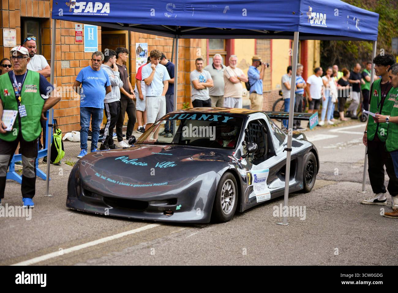 Voiture de course noire sur la ligne de départ Mieres Asturies Espagne 2 août 2025 Banque D'Images