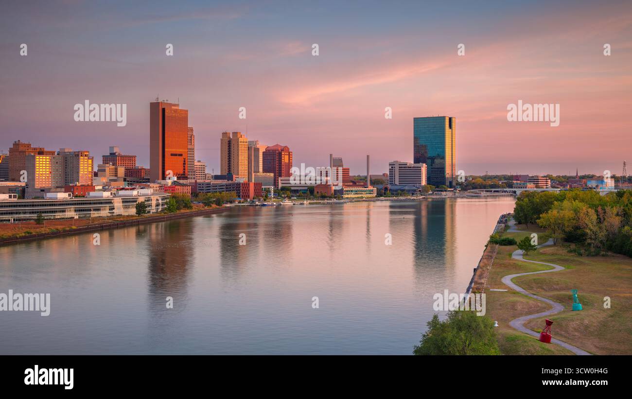 Toledo, Ohio, États-Unis. Image de paysage urbain aérien du centre-ville de Toledo, Ohio avec reflet de la ligne d'horizon dans le calme fleuve Maumee au magnifique lever du soleil d'automne. Banque D'Images