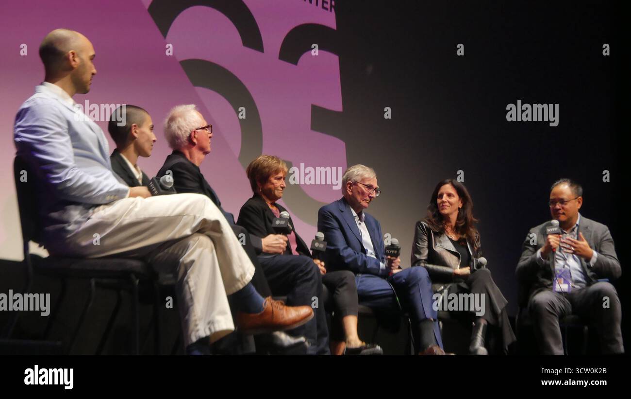 NYFF63, film Society of Lincoln Center, Alice Tully Hall, 1941 Broadway at W 65th fourni, New York, NY 10023 USA. 8 octobre 2025. Le journaliste d’investigation de renommée mondiale Seymour Hersh et la réalisatrice Laura Poitras se joignent à leur équipe de création et de production pour une conversation de questions-Réponses, suite à la première de leur nouveau film documentaire, « Cover-Up », au New York film Festival 2025. Crédit : ©Julia Mineeva/EGBN News/Alamy Live News crédit : Julia Mineeva/EGBN TV News/Alamy Live News/Alamy Live News Banque D'Images