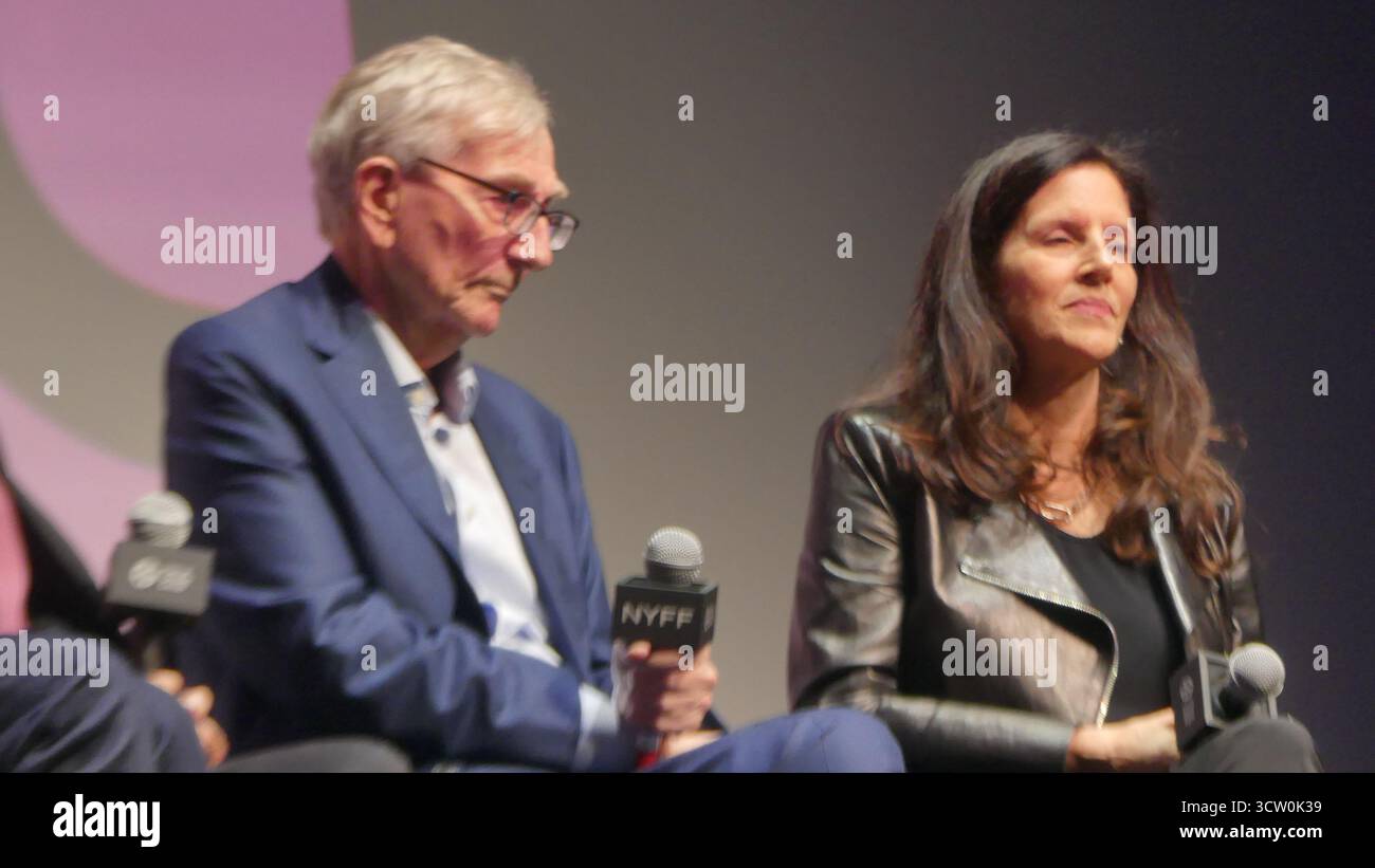 NYFF63, film Society of Lincoln Center, Alice Tully Hall, 1941 Broadway at W 65th fourni, New York, NY 10023 USA. 8 octobre 2025. Le journaliste d’investigation de renommée mondiale Seymour Hersh et la réalisatrice Laura Poitras se joignent à leur équipe de création et de production pour une conversation de questions-Réponses, suite à la première de leur nouveau film documentaire, « Cover-Up », au New York film Festival 2025. Crédit : ©Julia Mineeva/EGBN News/Alamy Live News crédit : Julia Mineeva/EGBN TV News/Alamy Live News/Alamy Live News Banque D'Images
