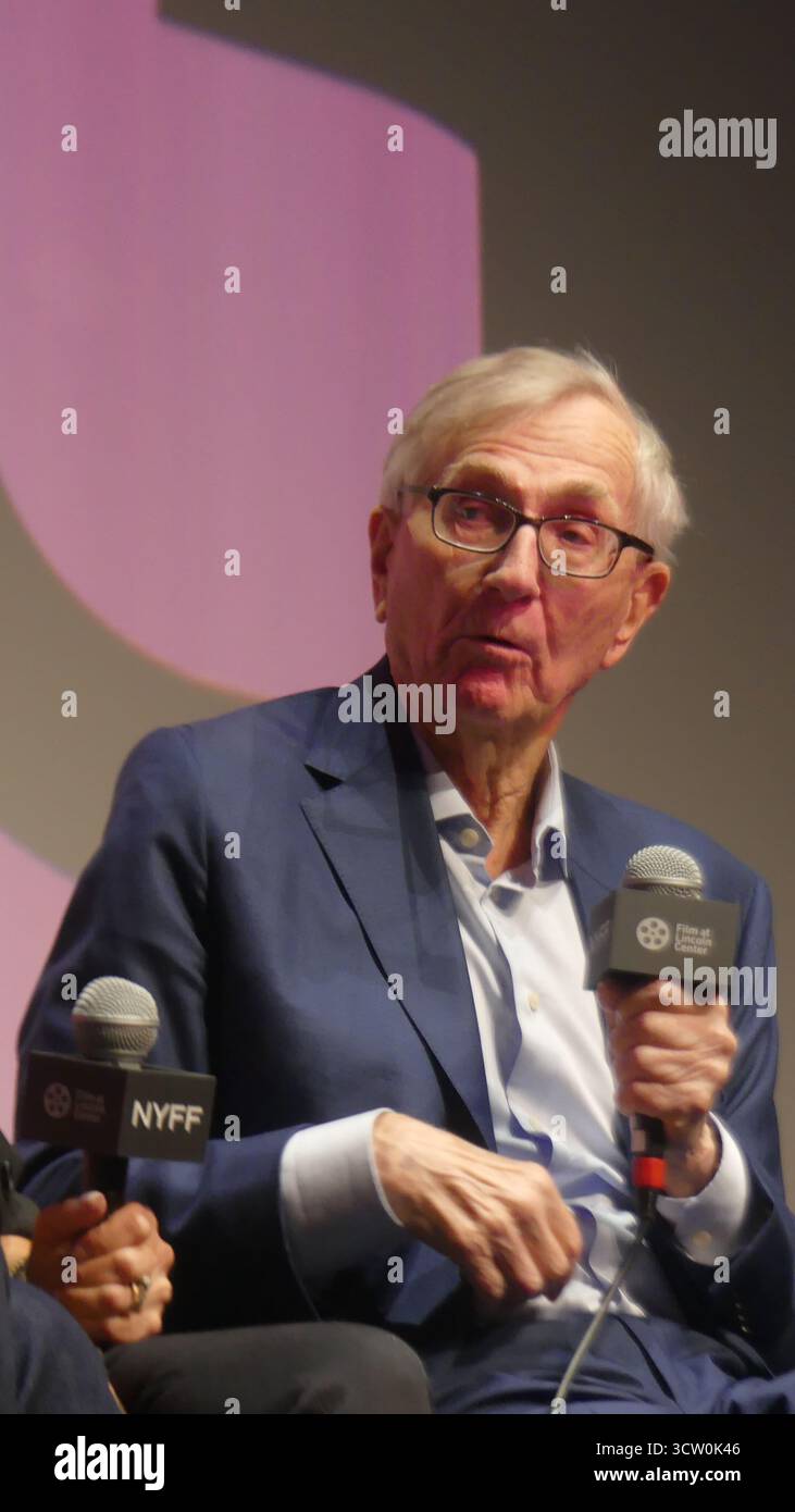 NYFF63, film Society of Lincoln Center, Alice Tully Hall, 1941 Broadway at W 65th fourni, New York, NY 10023 USA. 8 octobre 2025. Le journaliste d’investigation de renommée mondiale Seymour Hersh et la réalisatrice Laura Poitras se joignent à leur équipe de création et de production pour une conversation de questions-Réponses, suite à la première de leur nouveau film documentaire, « Cover-Up », au New York film Festival 2025. Crédit : ©Julia Mineeva/EGBN News/Alamy Live News crédit : Julia Mineeva/EGBN TV News/Alamy Live News/Alamy Live News Banque D'Images