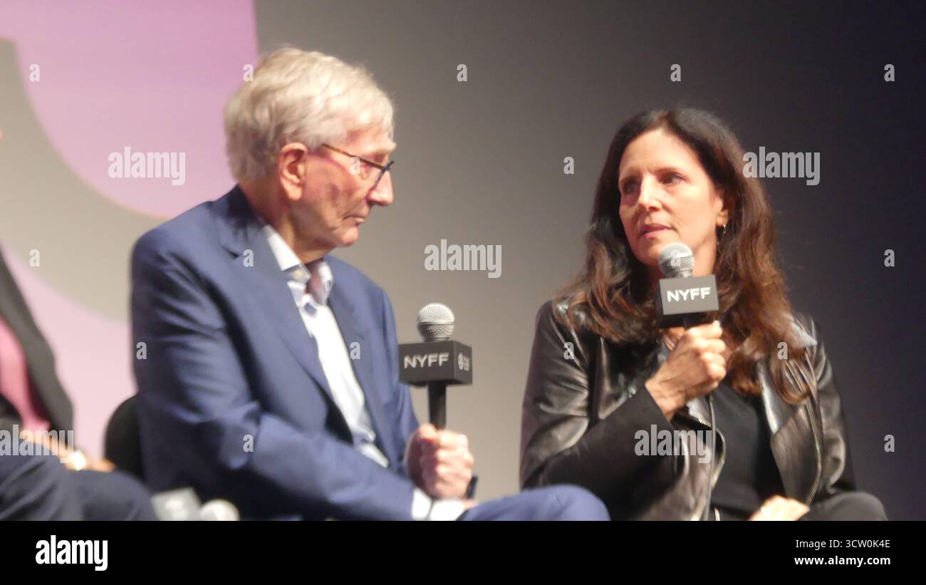 NYFF63, film Society of Lincoln Center, Alice Tully Hall, 1941 Broadway at W 65th fourni, New York, NY 10023 USA. 8 octobre 2025. Le journaliste d’investigation de renommée mondiale Seymour Hersh et la réalisatrice Laura Poitras se joignent à leur équipe de création et de production pour une conversation de questions-Réponses, suite à la première de leur nouveau film documentaire, « Cover-Up », au New York film Festival 2025. Crédit : ©Julia Mineeva/EGBN News/Alamy Live News crédit : Julia Mineeva/EGBN TV News/Alamy Live News/Alamy Live News Banque D'Images