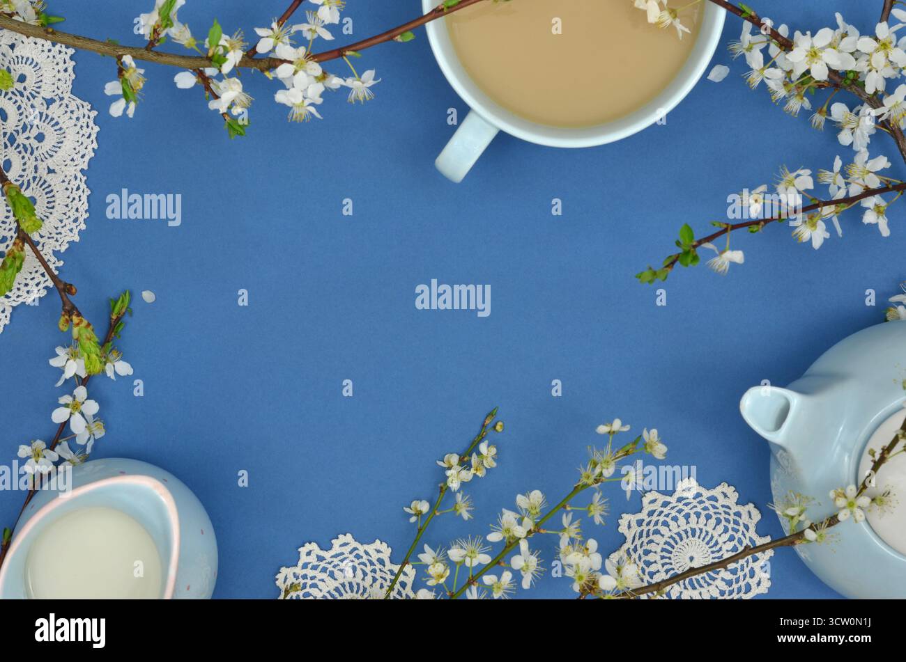 Cadre de fleurs blanches, serviettes rétro et café avec espace vide au milieu pour remplir de contenu - souhaits, félicitations. Banque D'Images Cadre de fleurs blanches, serviettes rétro et café avec espace vide au milieu pour remplir de contenu - souhaits, félicitations. Banque D'Images