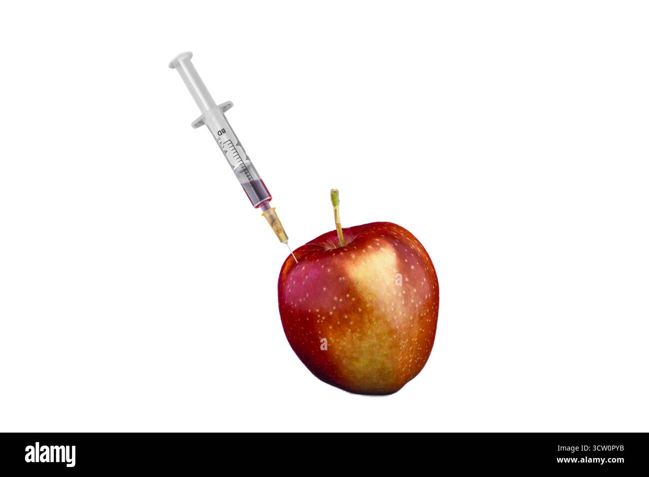 Image conceptuelle d'une seringue injectant du liquide rouge dans une pomme fraîche sur fond blanc, symbolisant OGM, biotechnologie, modification alimentaire et SC Banque D'Images