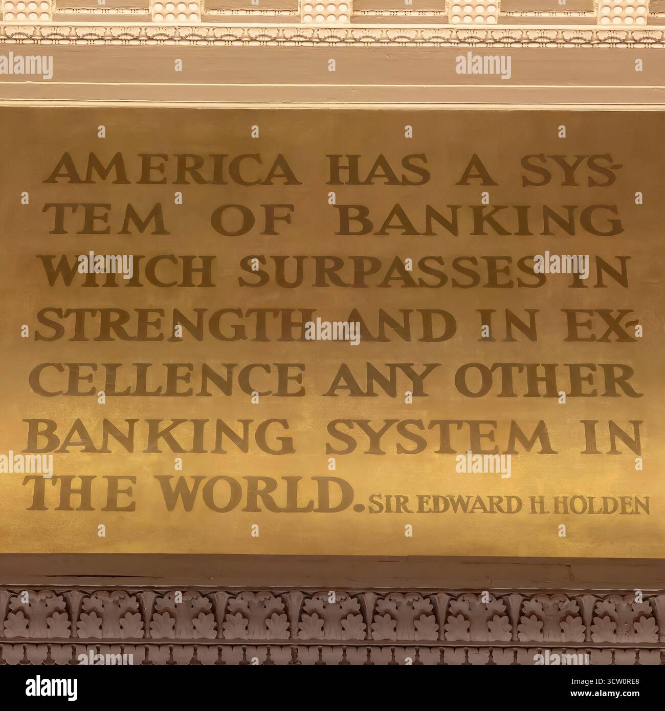 Une citation de Sir Edward H. Holden au-dessus du Grand Banking Hall dans le Central Standard Building Banque D'Images
