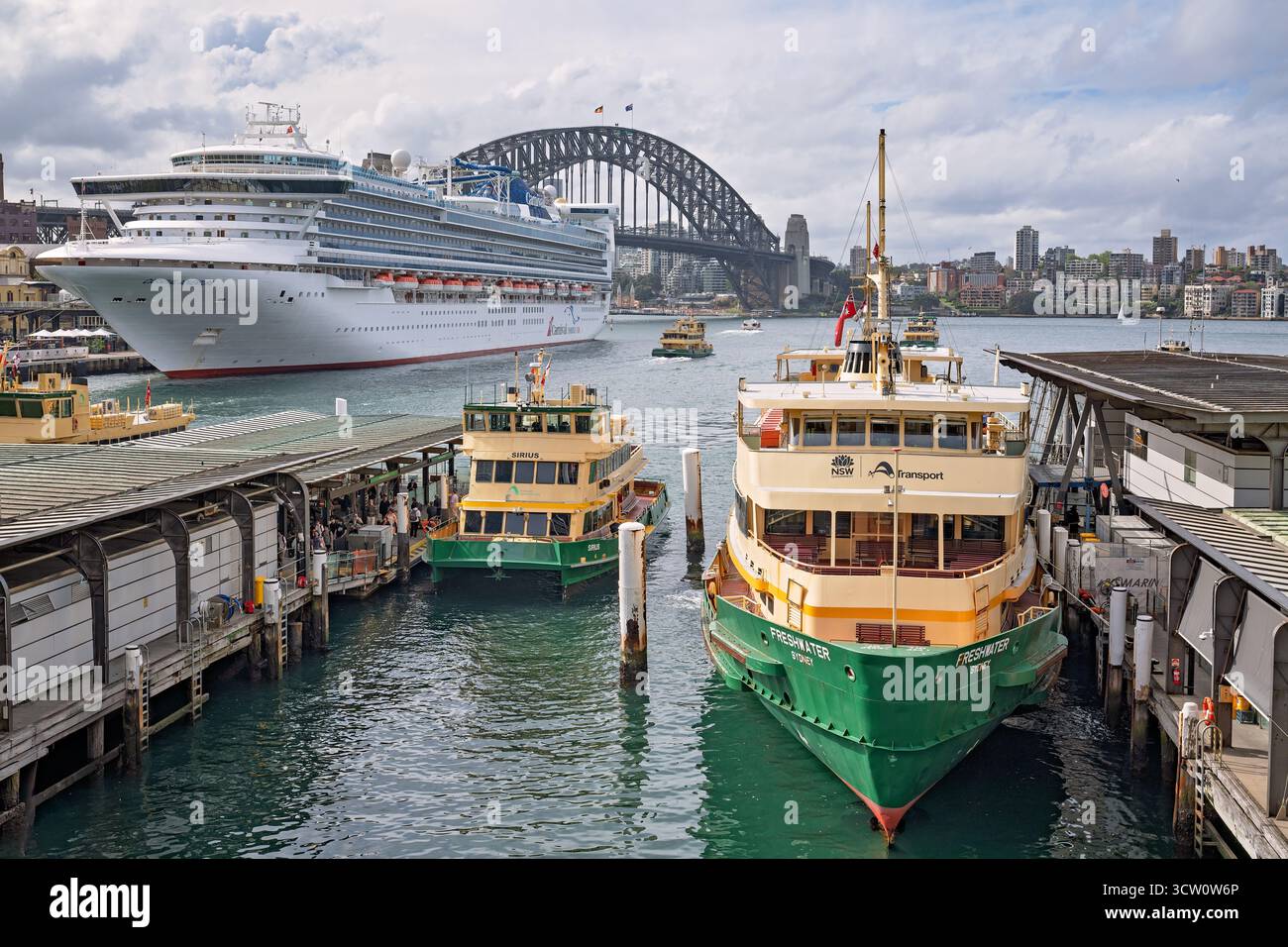 Sydney, Australie - septembre 2025 : Circular Quay, bateau de croisière et ferries dans le quai animé, tourisme international et destination de voyage Banque D'Images
