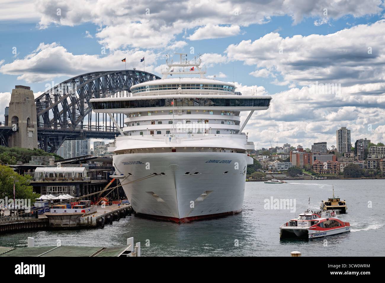 Sydney, Australie - septembre 2025 : Circular Quay, bateau de croisière et ferries dans le quai animé, tourisme international et destination de voyage Banque D'Images