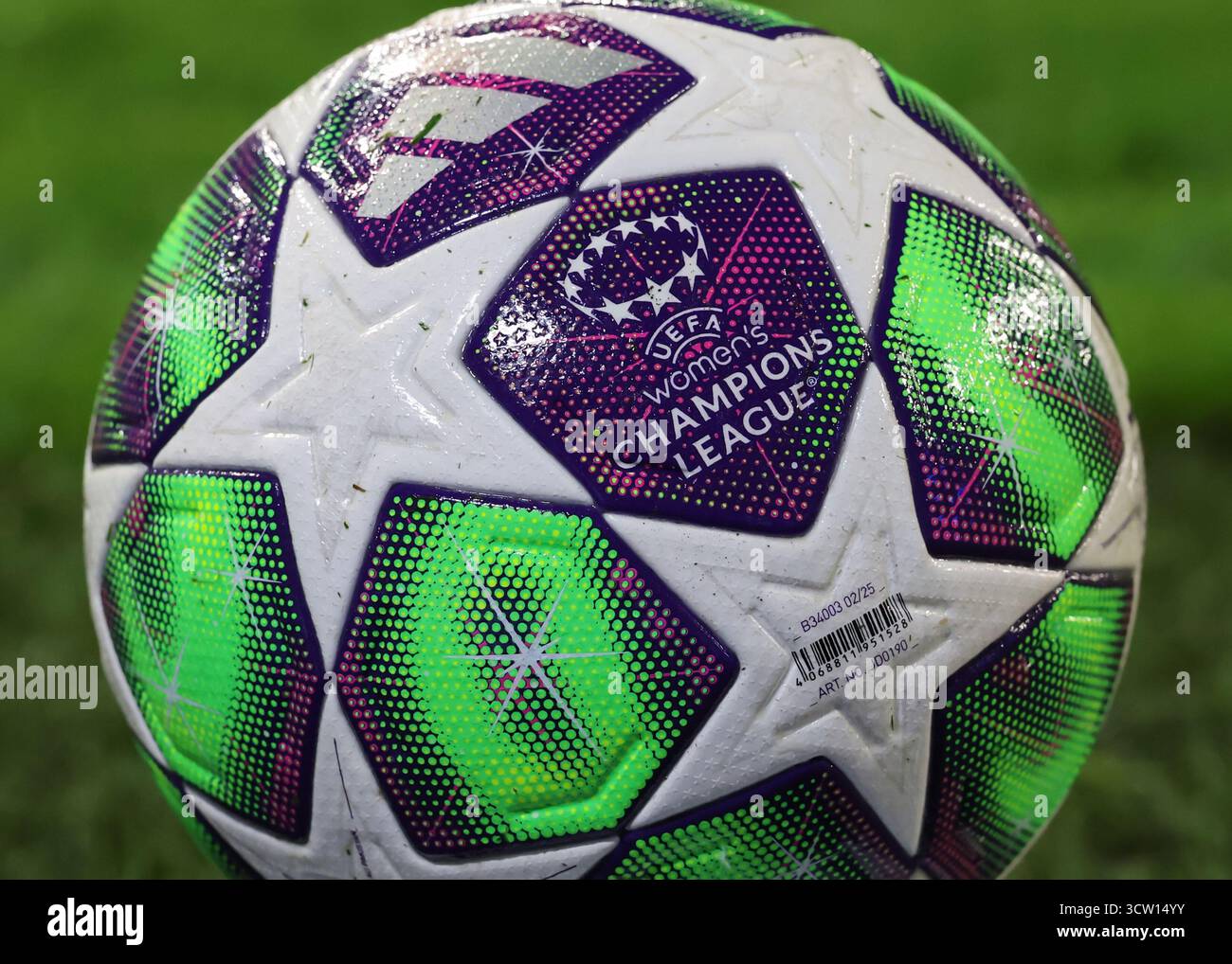 Leigh, Royaume-Uni. 8 octobre 2025. Vue d'un football adidas Womens Champions League lors du match Manchester United Women vs Valerenga Women UEFA Womens Champions League au Leigh Sports Village, Leigh. Le crédit photo devrait se lire : Cody Froggatt/Sportimage crédit : Sportimage Ltd/Alamy Live News Banque D'Images