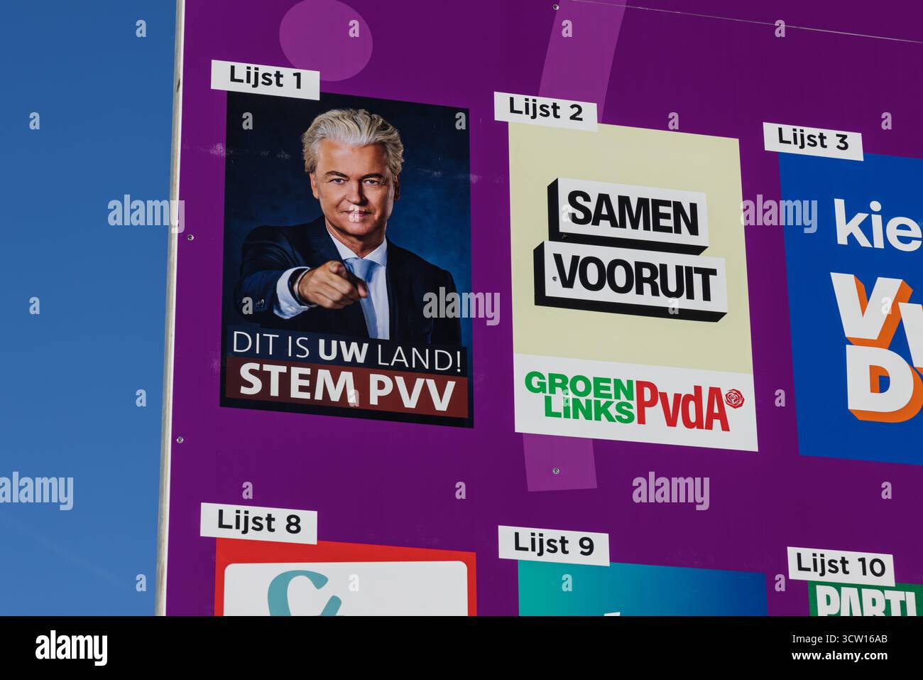 Gros plan d'un panneau d'affichage électoral néerlandais, avec le portrait et le slogan ('dit is uw Land ! Stem PVV') de Geert Wilders (Lijst 1) pour l'electio 2025 Banque D'Images