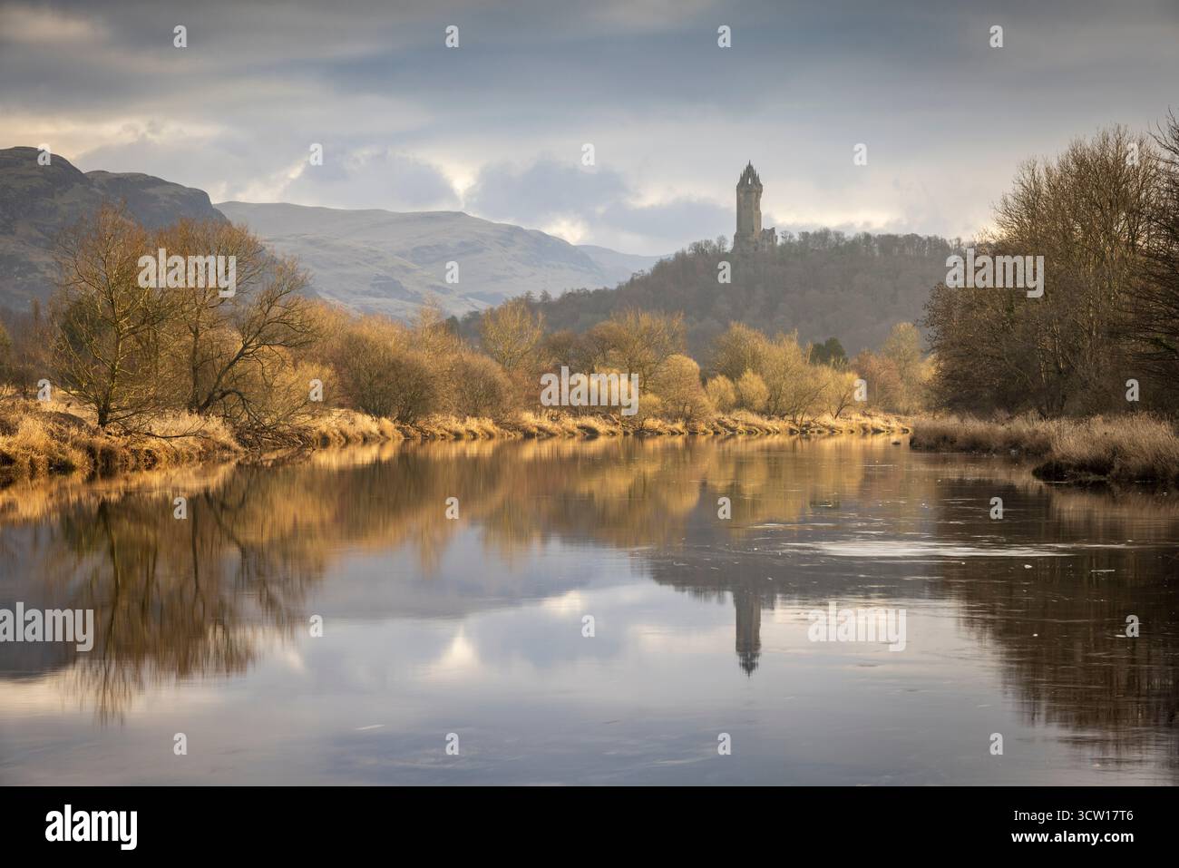 Le National Wallace Monument se reflète dans la rivière Forth à Stirling, en Écosse. Hiver (mars) 2025. Banque D'Images