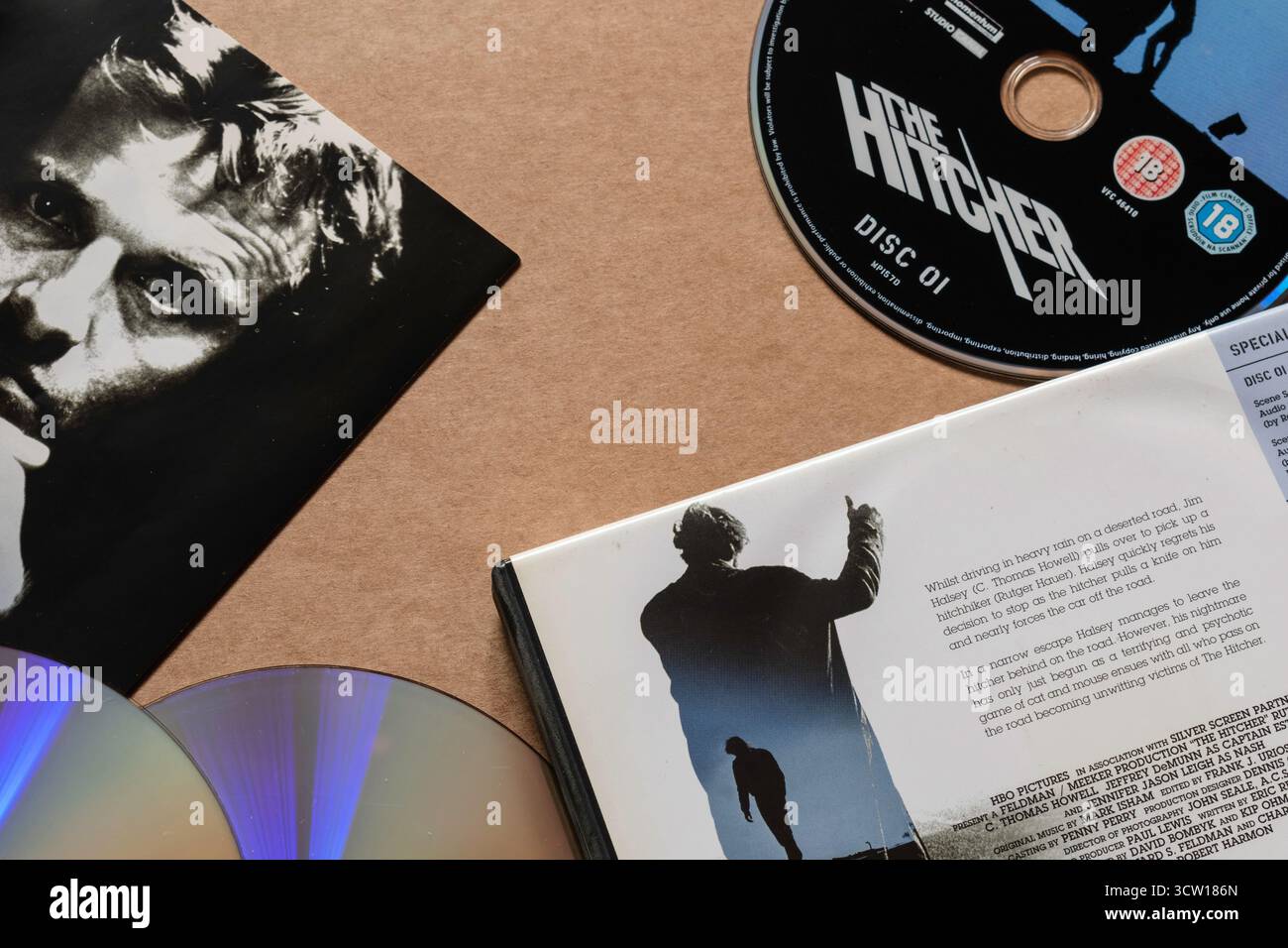 DVD « The Hitcher » avec couverture représentant Rutger Hauer et description du film, isolé sur fond blanc clair Banque D'Images