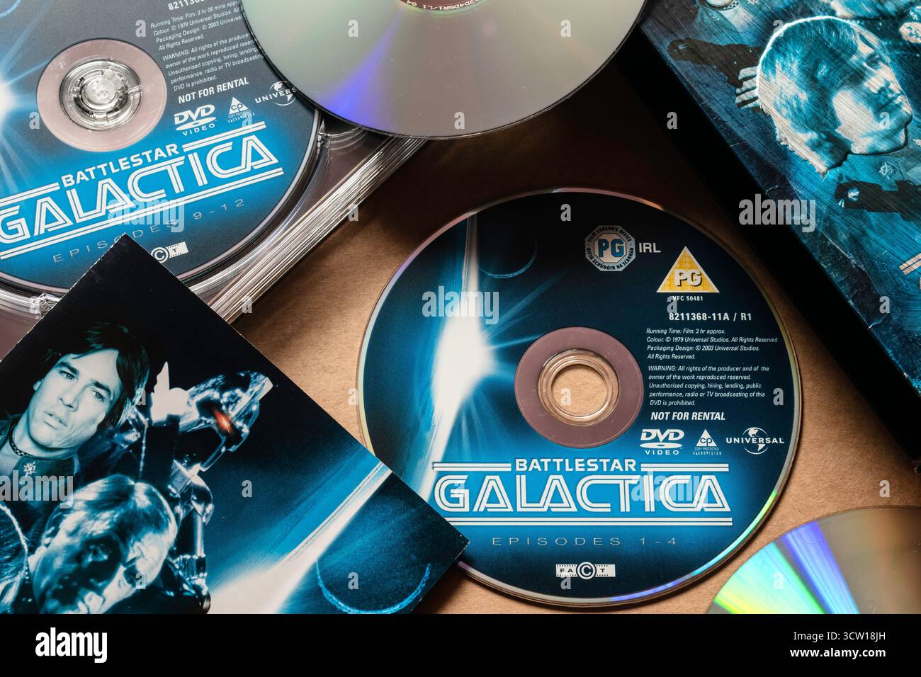 Coffret 'Battlestar Galactica' avec disques DVD et couverture. Banque D'Images