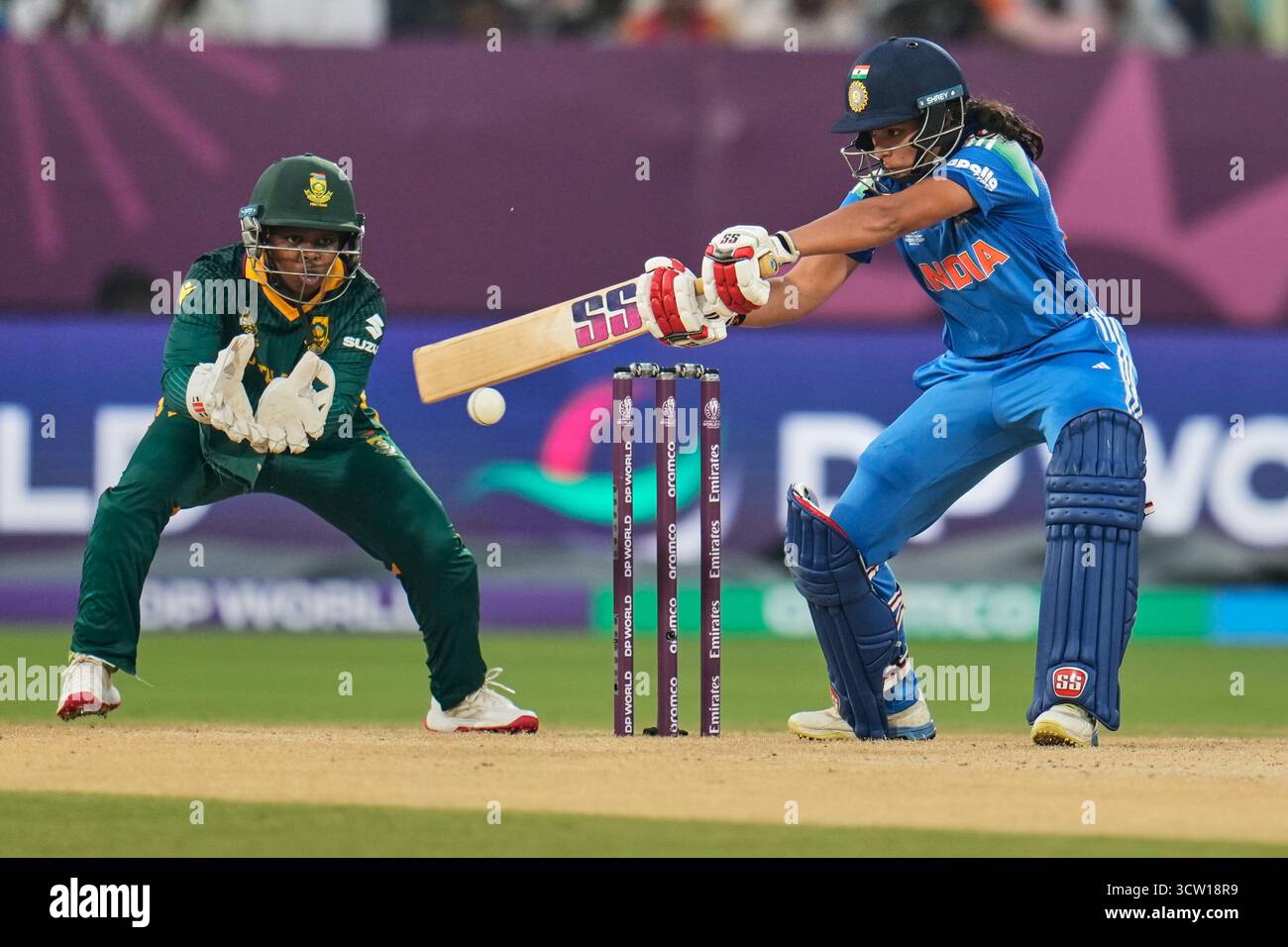 India's captain Harmanpreet Kaur plays a shot during the ICC Women's Cricket World Cup match between India and South Africa at ACA-VDCA Cricket Stadium in Visakhapatnam, India, Thursday, Oct. 9, 2025. (AP Photo/Aijaz Rahi) Banque D'Images