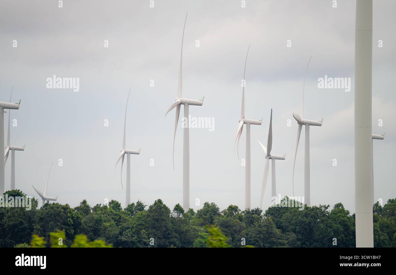 Énergie éolienne. Énergie éolienne. Énergie durable et renouvelable. Les éoliennes produisent de l'électricité. Parc éolien. Ressources durables. Développement durable. Banque D'Images