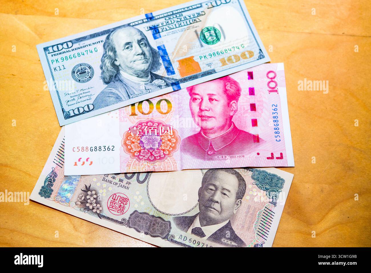 Dollar AMÉRICAIN, yuan chinois et yen japonais réunis, symbolisant le commerce mondial et la dynamique financière multilatérale. Banque D'Images