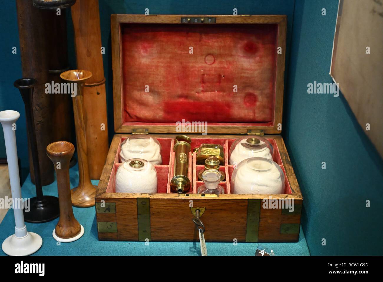 Boîtier antique d'instruments pour cupping - Barts Hospital Museum - Londres Royaume-Uni Banque D'Images