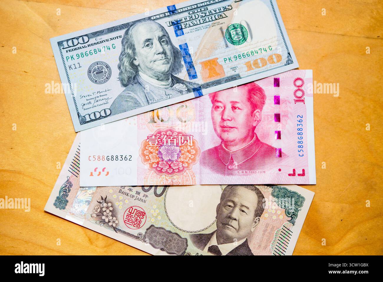 Dollar AMÉRICAIN, yuan chinois et yen japonais réunis, symbolisant le commerce mondial et la dynamique financière multilatérale. Banque D'Images