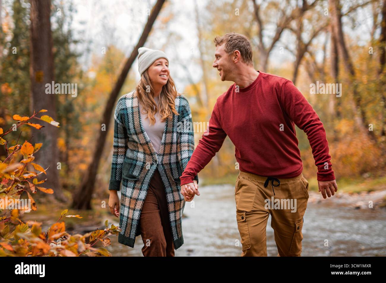 Une photo de couple romantique d'harmonie dans le parc de la ville forestière d'octobre Banque D'Images