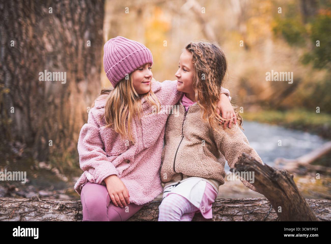 Nice deux jeunes enfants s'amusant sur la forêt d'automne Banque D'Images