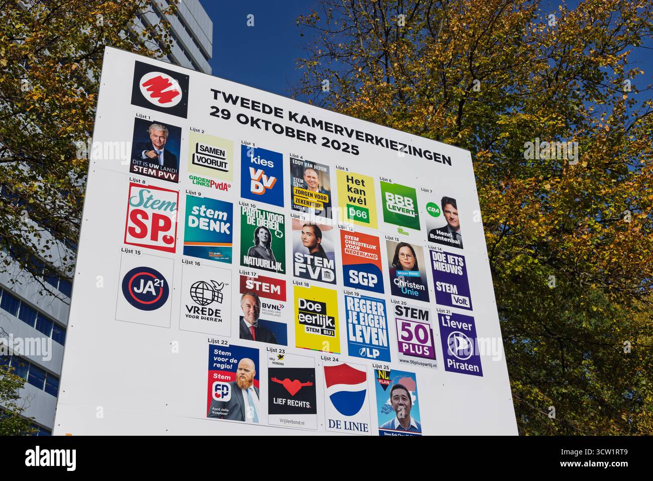 Gros plan du panneau d'affichage électoral néerlandais montrant les affiches du parti pour les élections législatives de 2025, sous un ciel bleu. Utrecht, pays-Bas. 9 octobre 2025. Banque D'Images