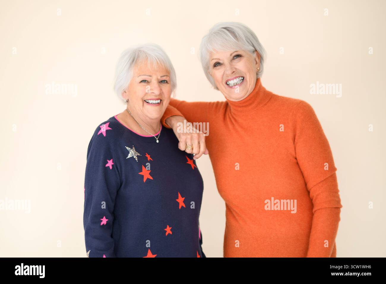 Un portrait de deux femmes âgées sur fond gris. Banque D'Images