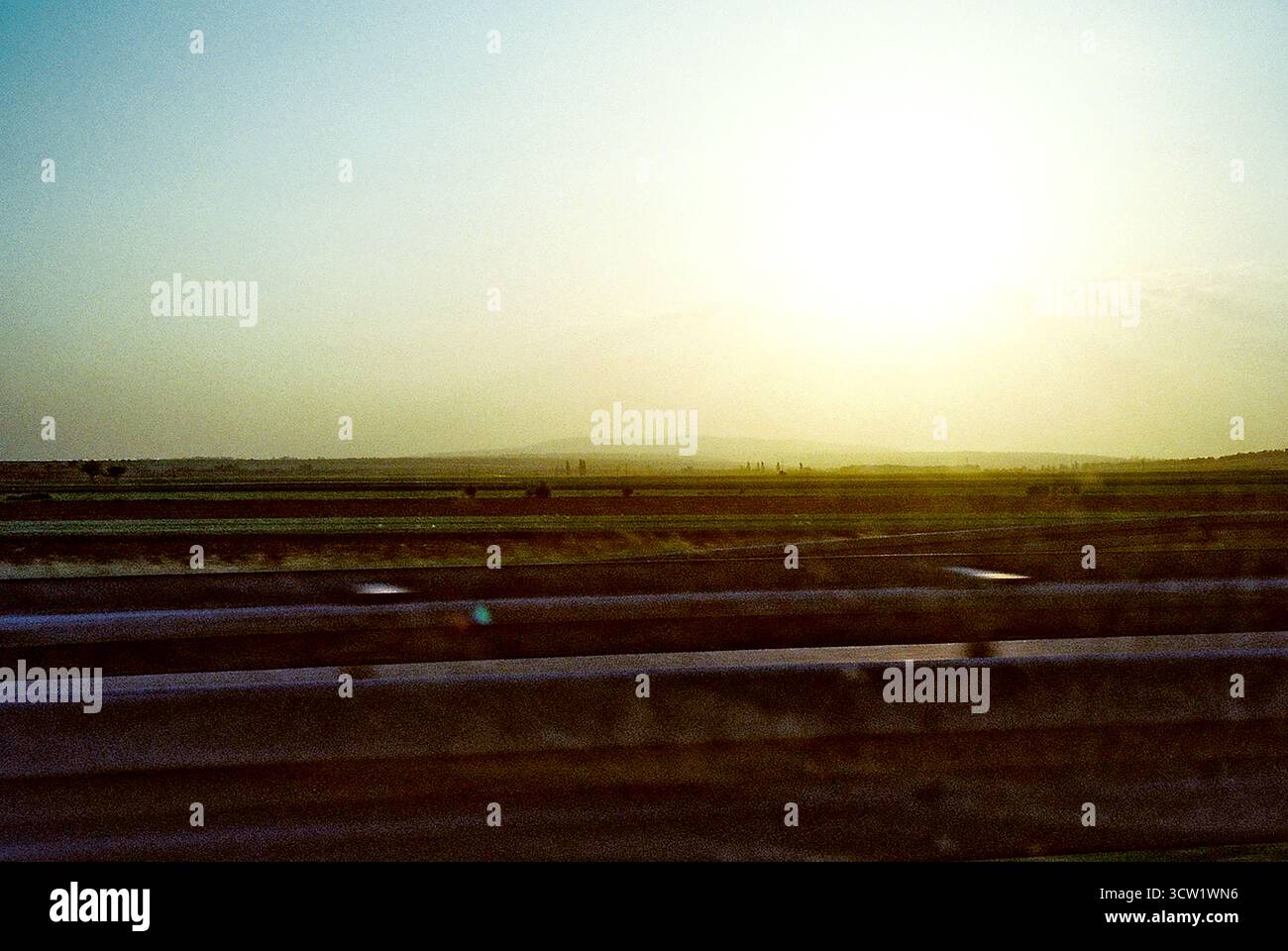 analogique, film, 35 mm, grain, expiré, vintage, paysage, Voïvodine, Serbie, coucher de soleil, autoroute, route, voyage, mouvement, voiture, fenêtre, champ, rural, plat, hor Banque D'Images