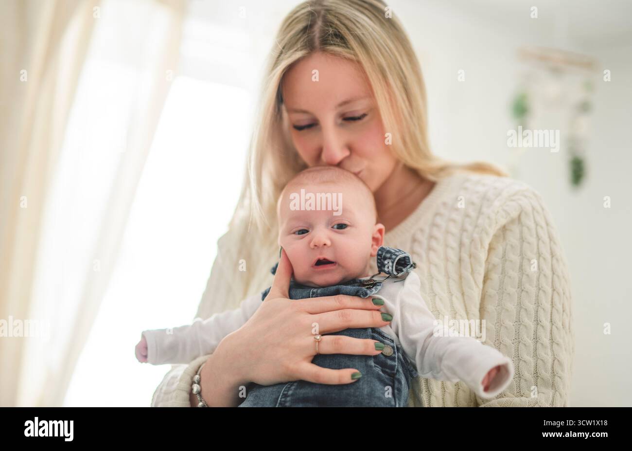 Un petit garçon mignon de 1 mois à la maison. Mère avec petit nouveau-né. Banque D'Images