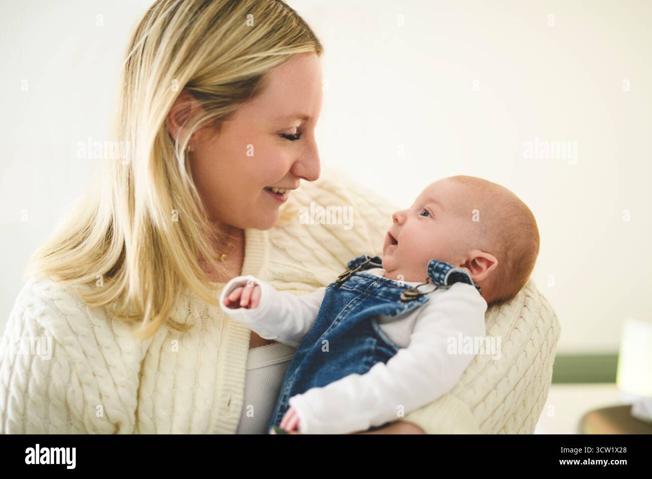 Un petit garçon mignon de 1 mois à la maison. Mère avec petit nouveau-né. Banque D'Images