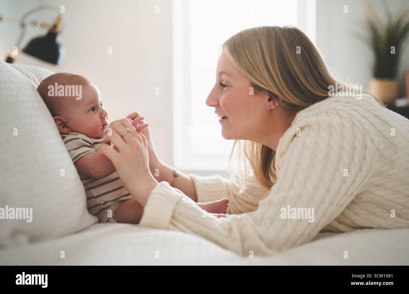 Un petit garçon mignon de 1 mois à la maison. Mère avec petit nouveau-né. Banque D'Images