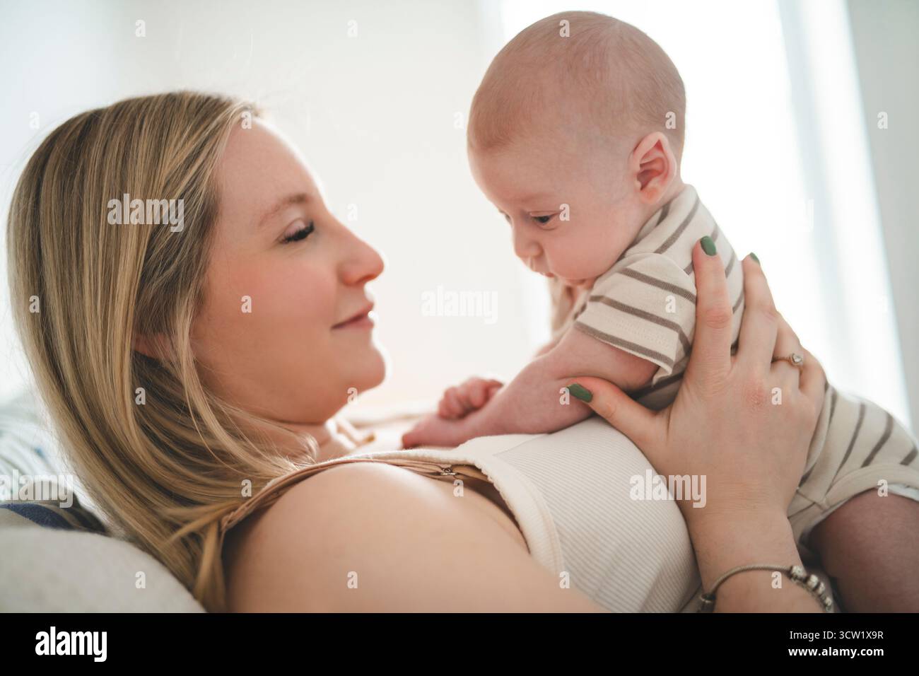 Un petit garçon mignon de 1 mois à la maison. Mère avec petit nouveau-né. Banque D'Images