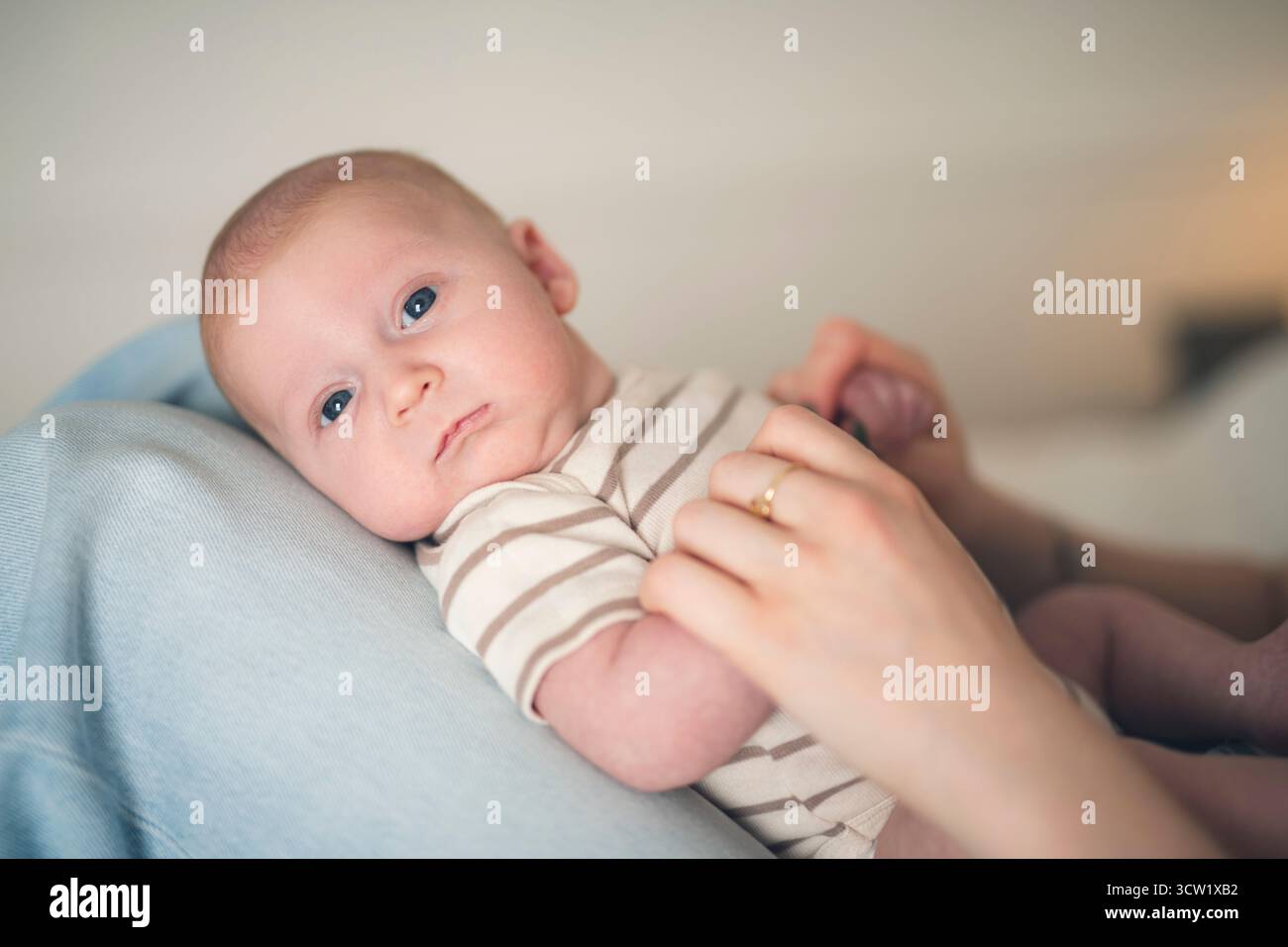 Un petit garçon mignon de 1 mois à la maison. Mère avec petit nouveau-né. Banque D'Images