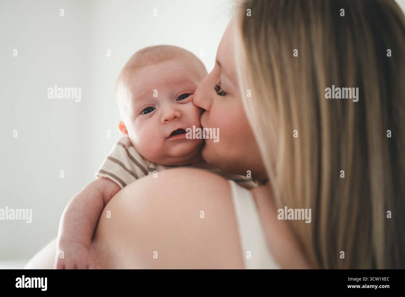 Un petit garçon mignon de 1 mois à la maison. Mère avec petit nouveau-né. Banque D'Images