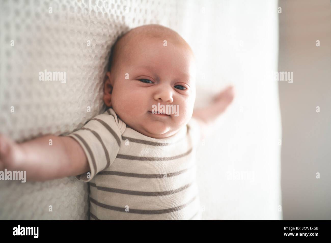 Un beau portrait de bébé garçon d'un mois Banque D'Images