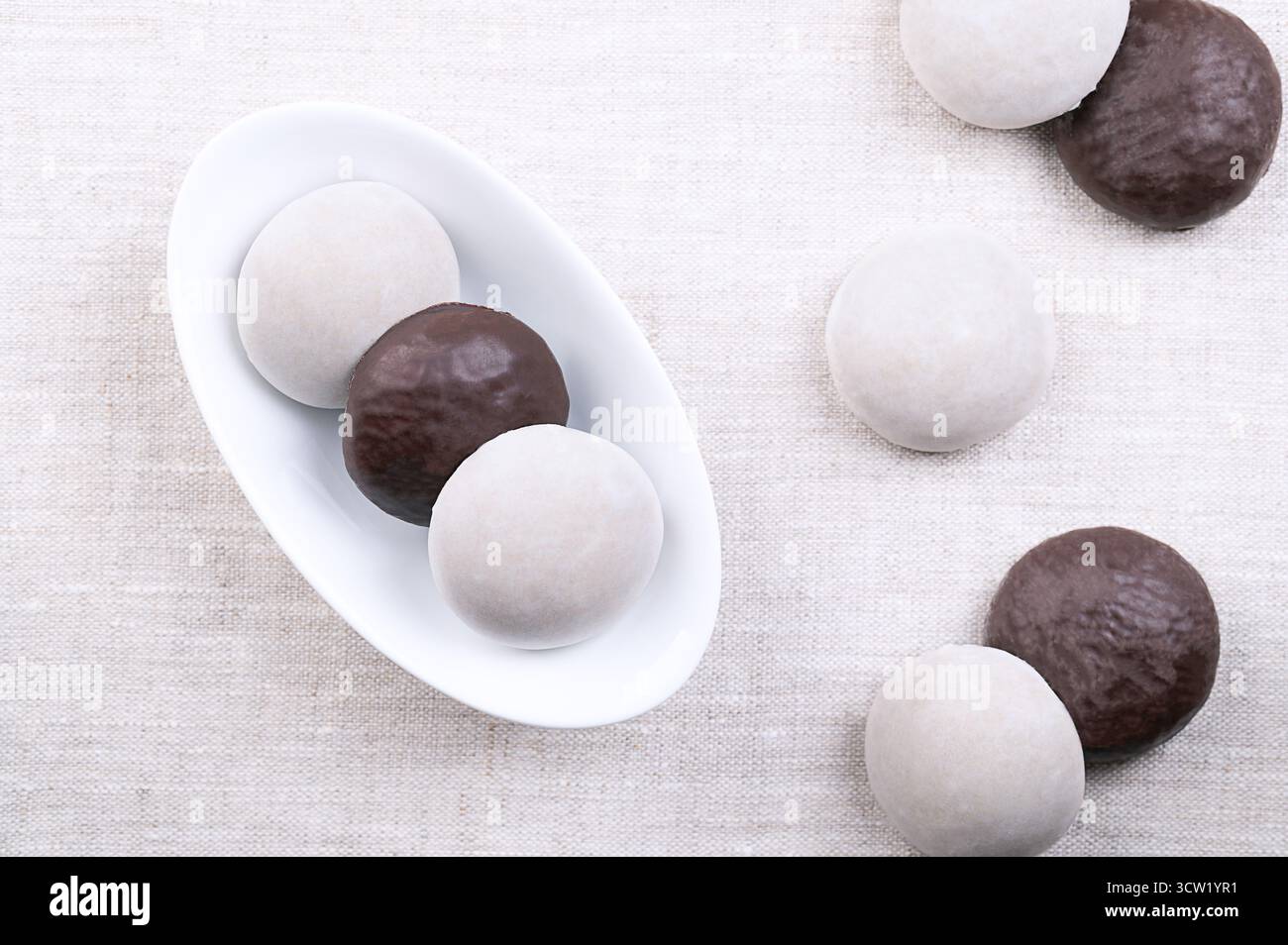 Poivrons, Pfeffernüsse, biscuits de Noël dans un bol blanc ovale allongé. Gâterie populaire allemande des fêtes, petits biscuits aux épices similaires au pain d'épices. Banque D'Images Poivrons, Pfeffernüsse, biscuits de Noël dans un bol blanc ovale allongé. Gâterie populaire allemande des fêtes, petits biscuits aux épices similaires au pain d'épices. Banque D'Images