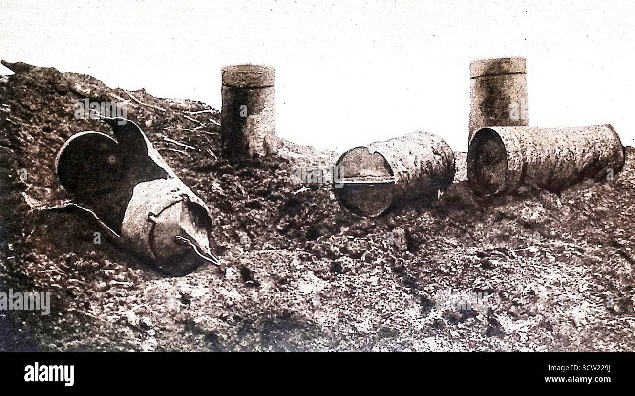 1916 photographie du miroir montrant des projectiles allemands de ìseau ‡ charbonî, de gros obus cylindriques de mortier de tranchée tirés par le Minenwerfer. Plusieurs reposent non explosés dans la boue, preuve de bombardements récents en Artois. Ces lourds obus, pesant environ 50 kilos, étaient redoutés par les troupes françaises pour leur puissance destructrice. La photo illustre la technologie destructrice de la guerre de tranchées de la première Guerre mondiale. Banque D'Images