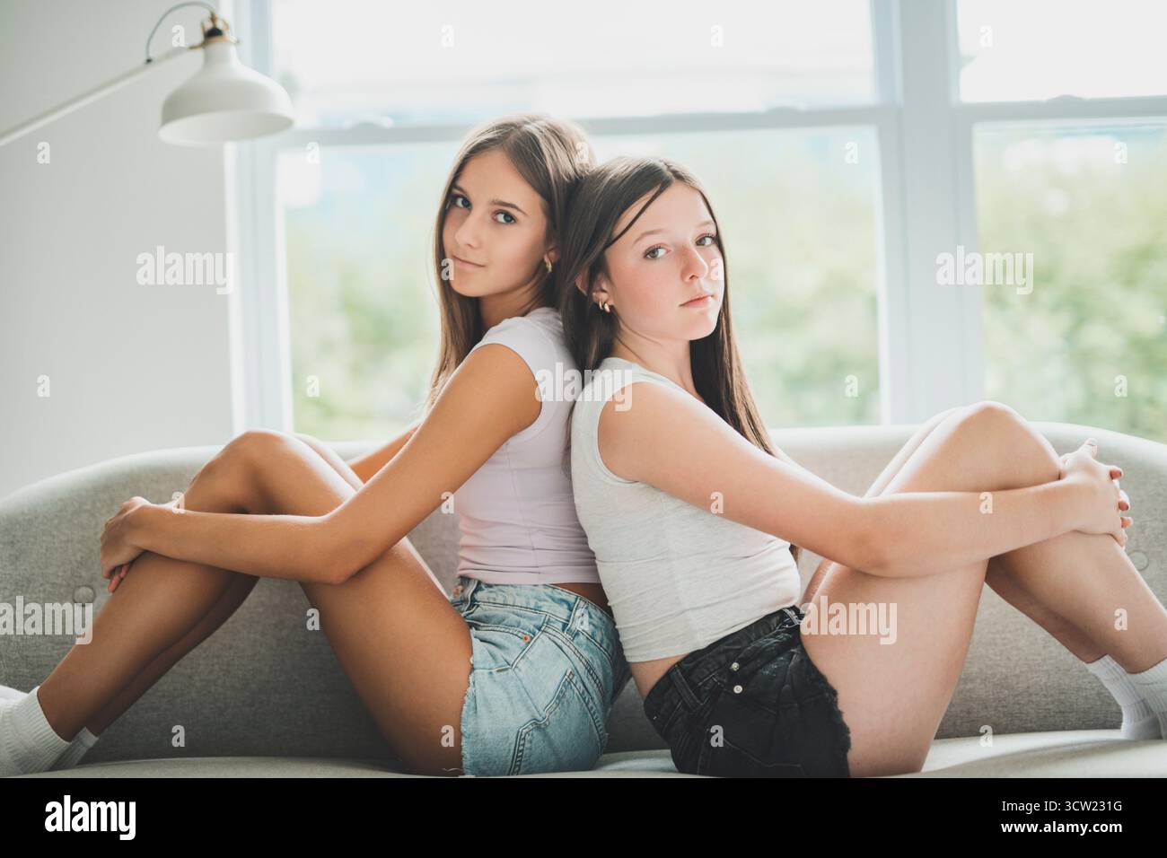Les deux meilleures filles s'amusant ensemble sur le studio blanc Banque D'Images