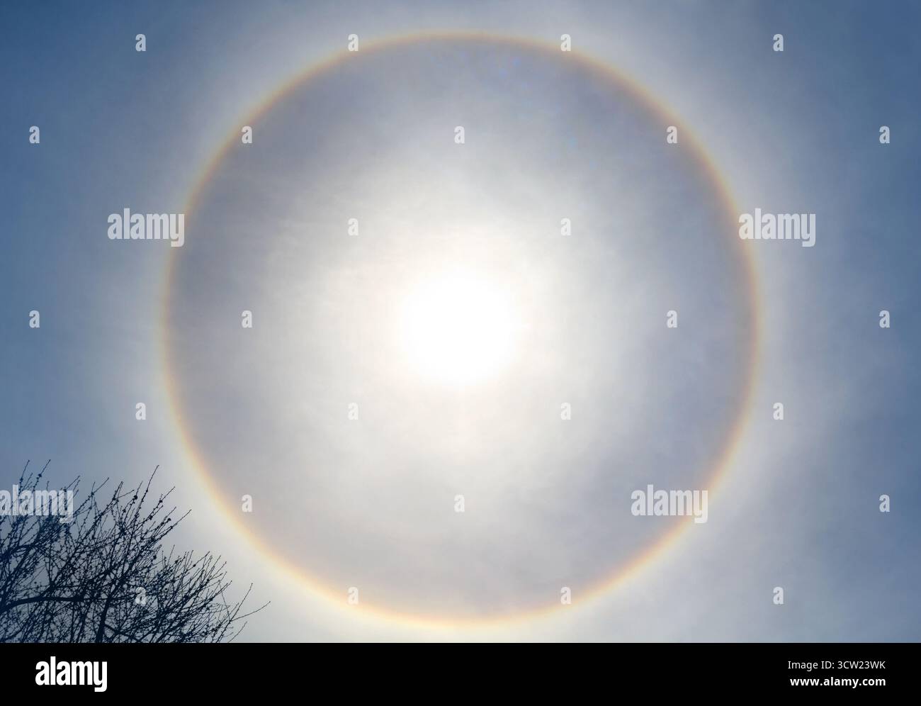 Beau phénomène de halo solaire avec arc-en-ciel circulaire, halo solaire L'anneau est causé par la lumière du soleil passant à travers les cristaux de glace à travers les nuages de cirrus Banque D'Images