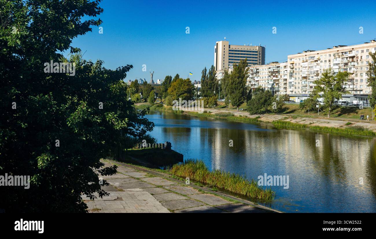 Rusanivka canal coulant à travers Kiev, représentant l'intégration de l'architecture résidentielle et parc public dans l'environnement urbain, offre Banque D'Images