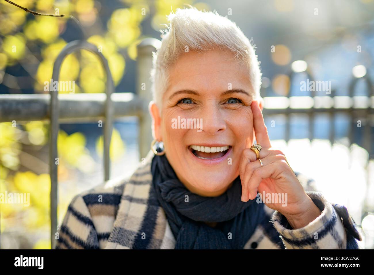 Une femme mature dans la forêt d'automne, vêtue d'une tenue d'automne confortable, réflexion et connexion avec la nature, le bien-être Banque D'Images