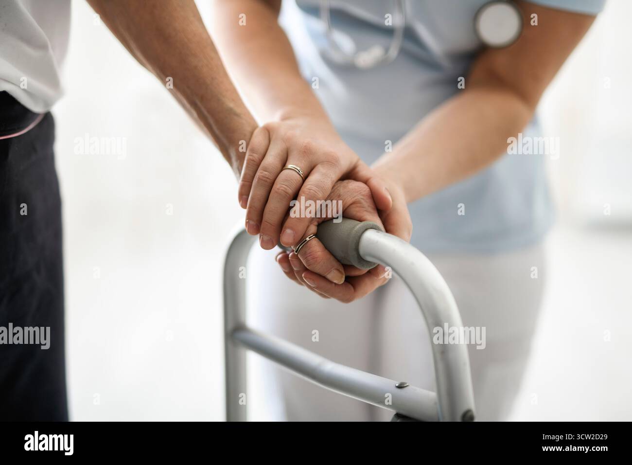 Portrait d'une jeune infirmière médecin avec une patiente âgée et amoureuse lors d'une consultation Banque D'Images