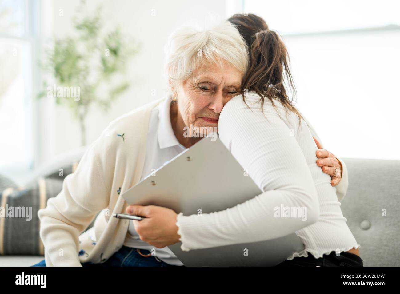Une vieille femme pensant avec le psychologue dans le bureau de consultation pour l'esprit, l'évaluation ou l'évaluation. Banque D'Images