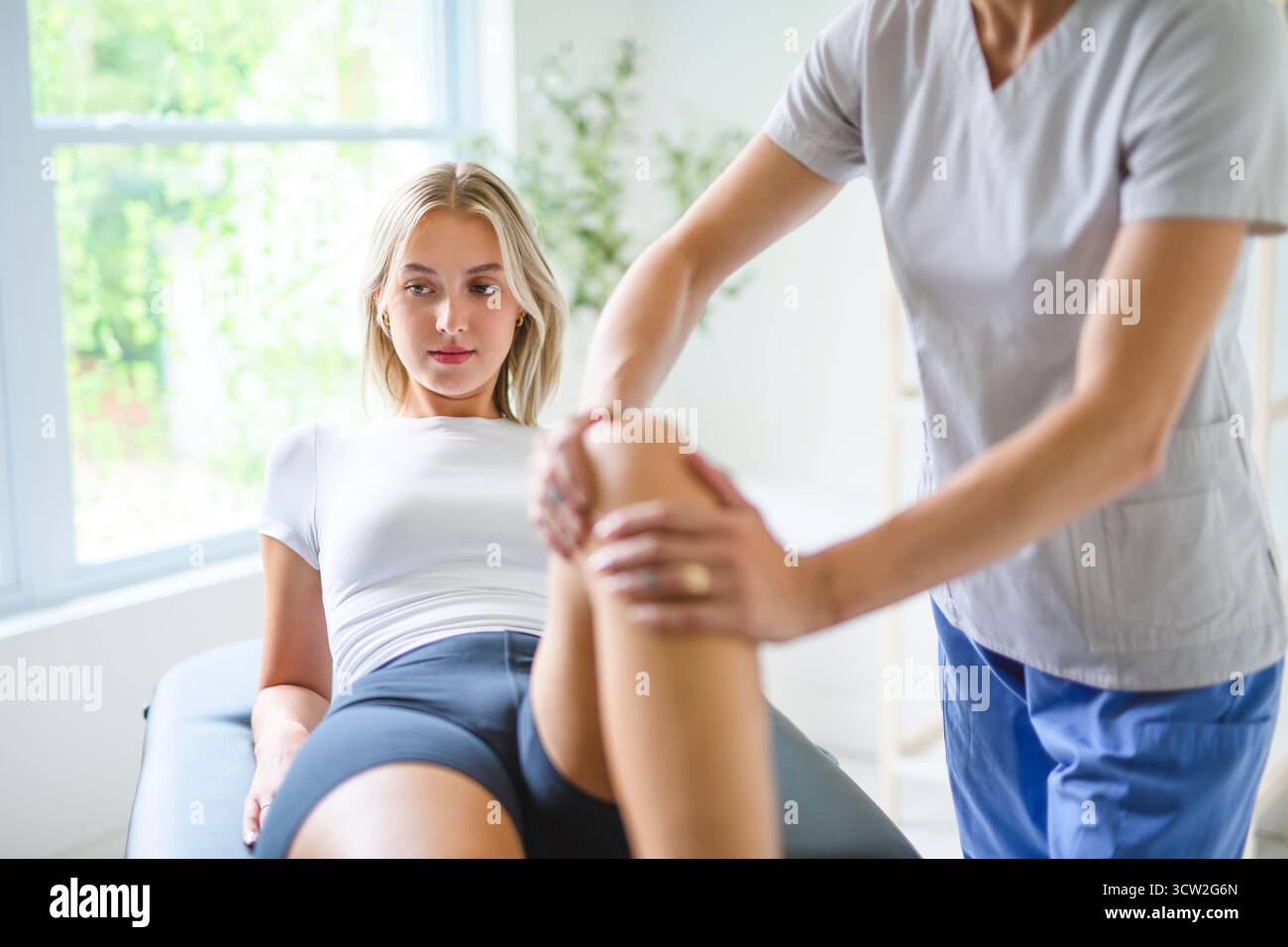 Un physiothérapeute et un traitement client pour consultation de réadaptation, mobilité ou blessure. Banque D'Images