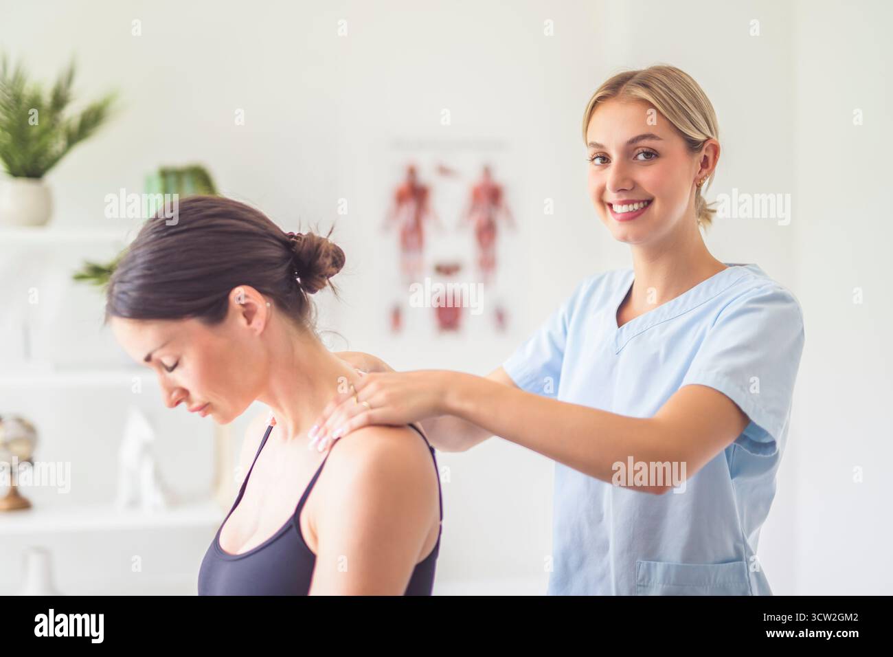 Un physiothérapeute et un traitement client pour consultation de réadaptation, mobilité ou blessure. Banque D'Images