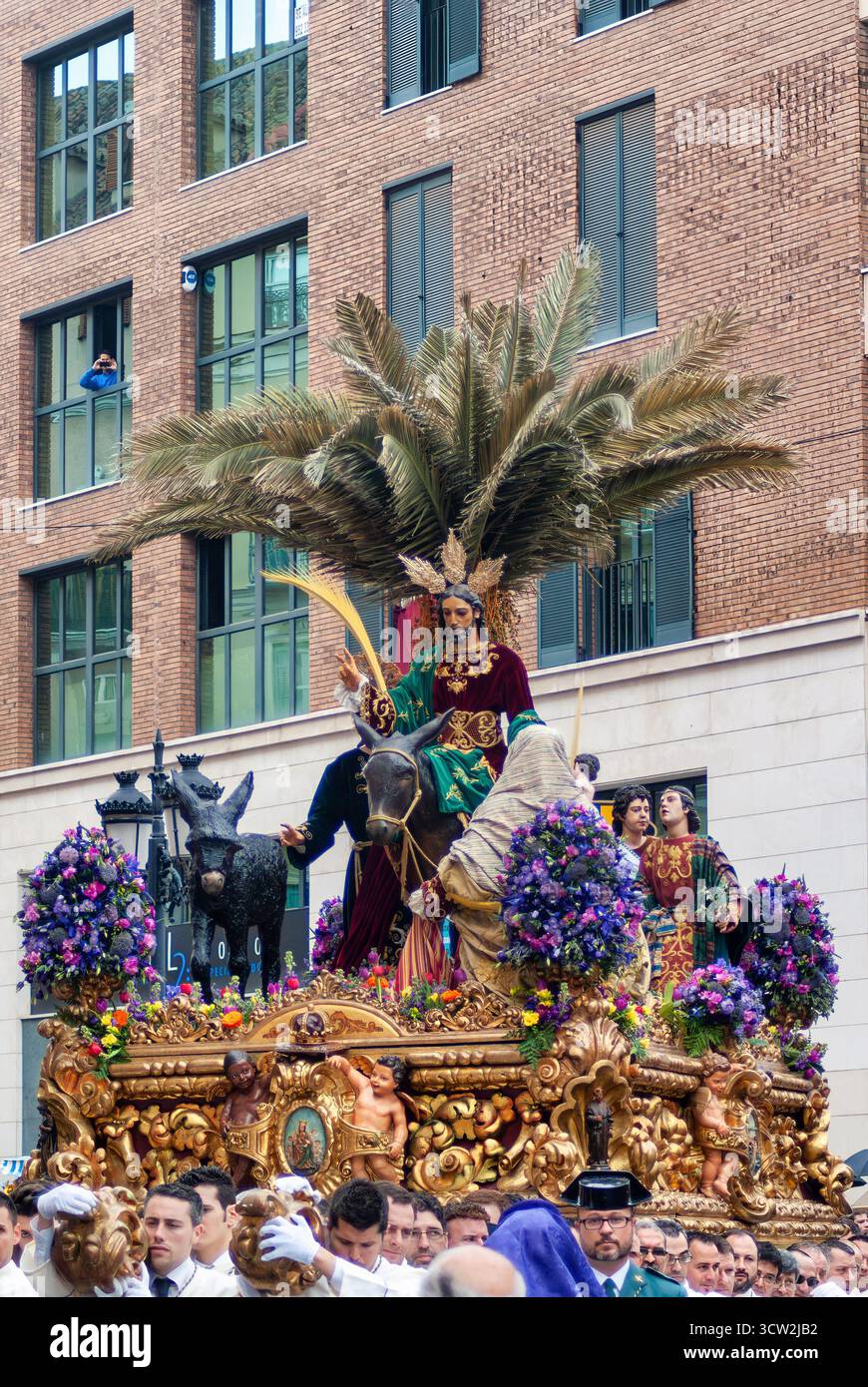 Vue de face du trône/flotteur de la Pollinica, porté sur les épaules par les hommes/femmes du trône. La scène montre l'atmosphère de la procession Banque D'Images