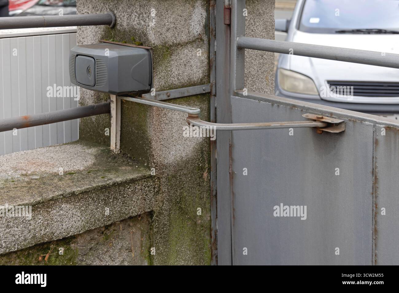 Bras oscillant en position fermée au système de commande à distance de la porte automatisée Banque D'Images